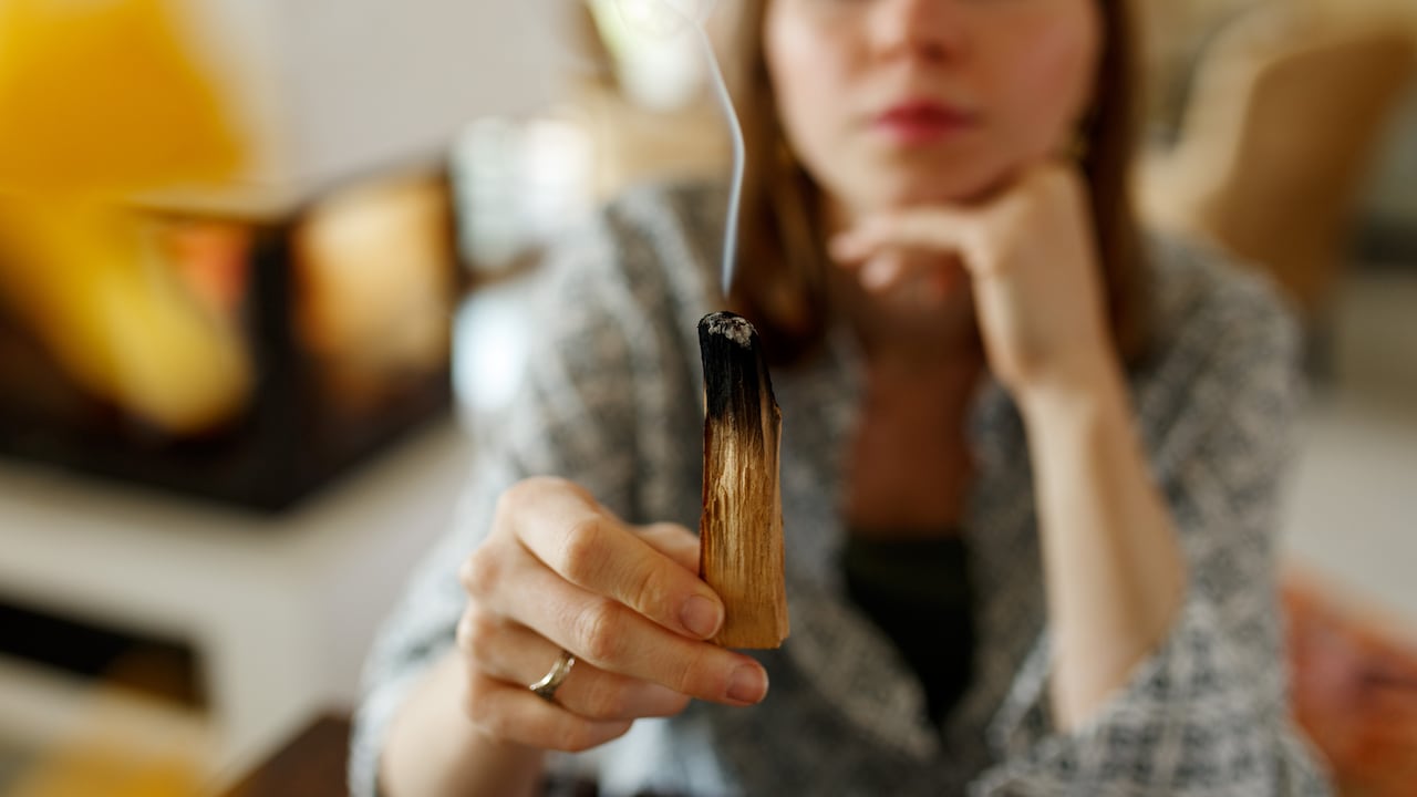 El palo santo, con su aroma embriagador, no solo purifica el ambiente, sino que también puede ser una llave para desbloquear la abundancia.