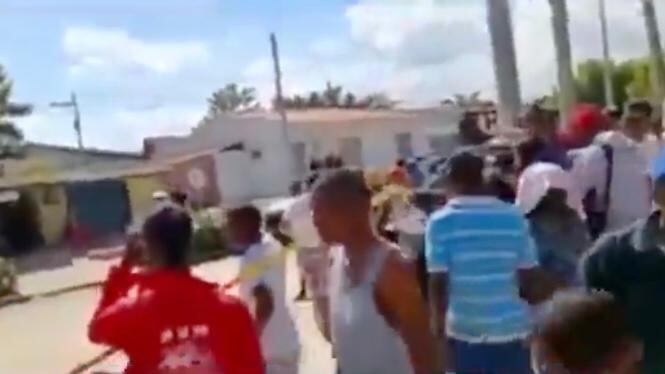 La comunidad consternada se acercó a ver lo que había sucedido.