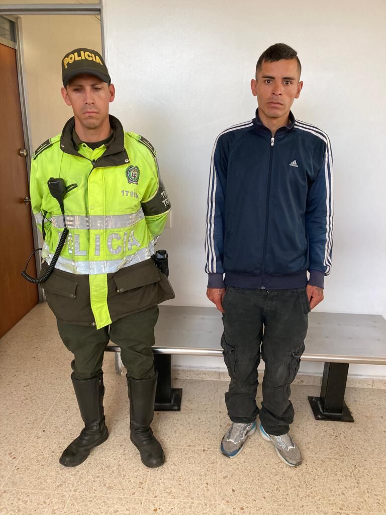 Cayó uno de los delincuentes que, vestidos de traje y corbata, intentaron robar una camioneta de alta gama en Bogotá