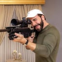 Nayib Bukele sorprende posando con poderosa arma. Lo hizo para anunciar nuevo armamento para las fuerzas de su país.