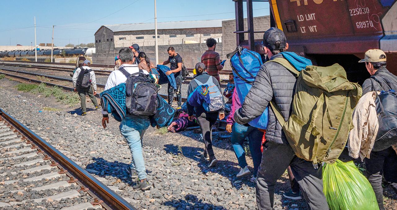 Cientos de personas intentan pasar a diario por la frontera que está en Ciudad Juárez y conecta con El Paso en el estado de Texas. Su meta: probar suerte en Estados Unidos.