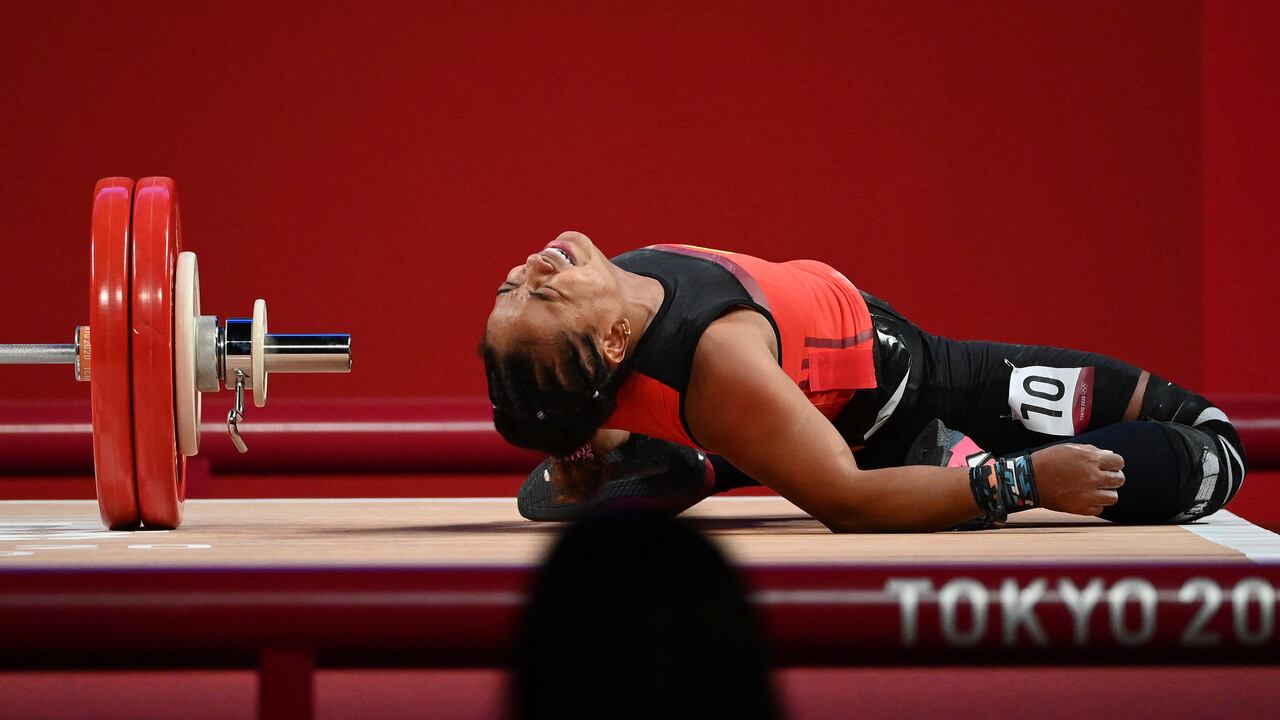 La colombiana Mercedes Isabel Pérez Tigrero reacciona durante la competencia de halterofilia femenina de 64 kg durante los Juegos Olímpicos de Tokio 2020 en el Foro Internacional de Tokio en Tokio el 27 de julio de 2021 (Foto de Vincenzo PINTO / AFP).