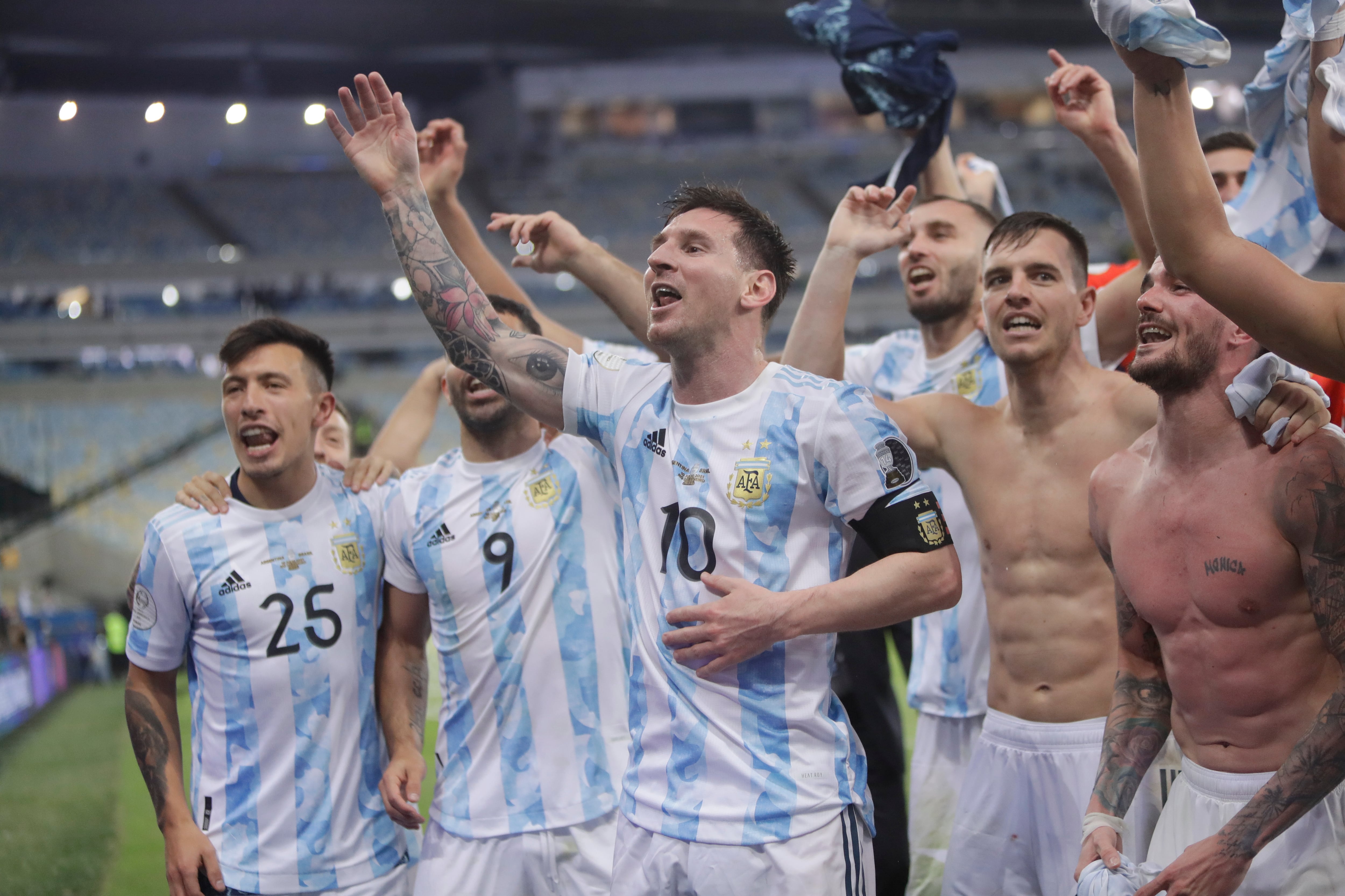 El argentino Lionel Messi celebra con sus compañeros tras derrotar a Brasil 1-0 en la final de la Copa América en el estadio Maracaná de Río de Janeiro, Brasil, el sábado 10 de julio de 2021. (AP Photo / Bruna Prado)