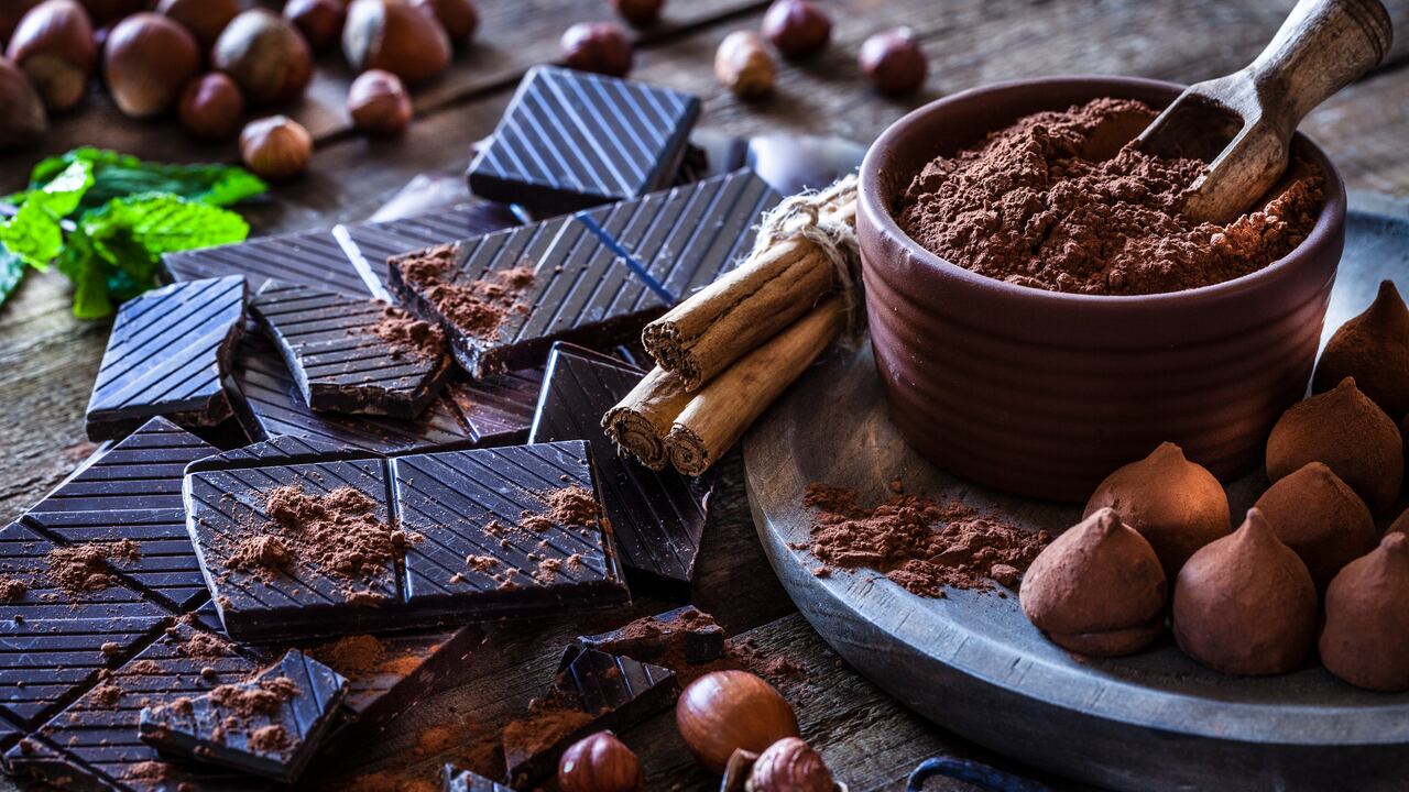Es recomendable consumir un chocolate a base de cacao para poder obtener los beneficios de este producto.