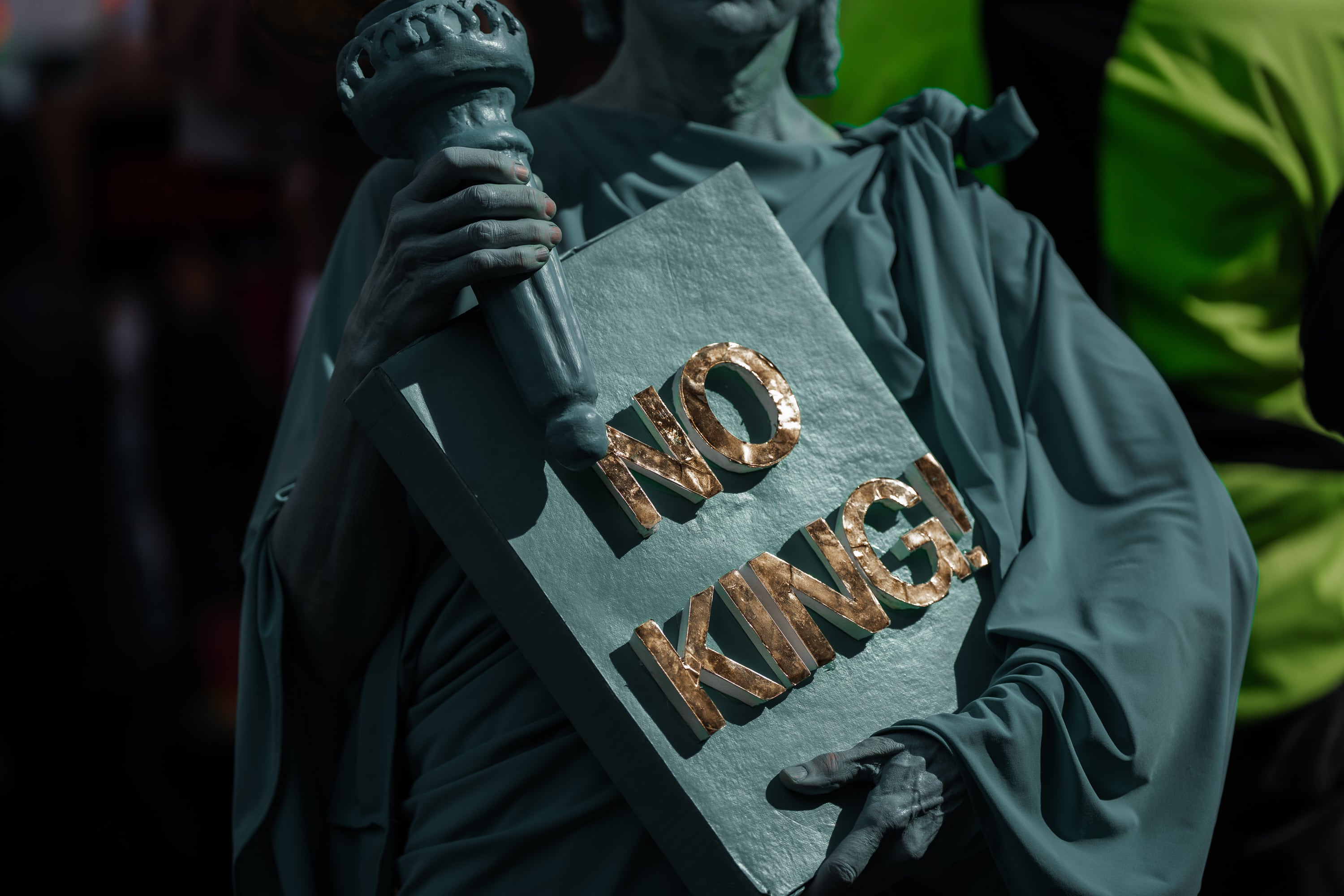 Un manifestante disfrazado de la Estatua de la Libertad participa en una protesta "Sin Reyes" contra la dirección del país bajo el presidente Donald Trump, en Nueva York.