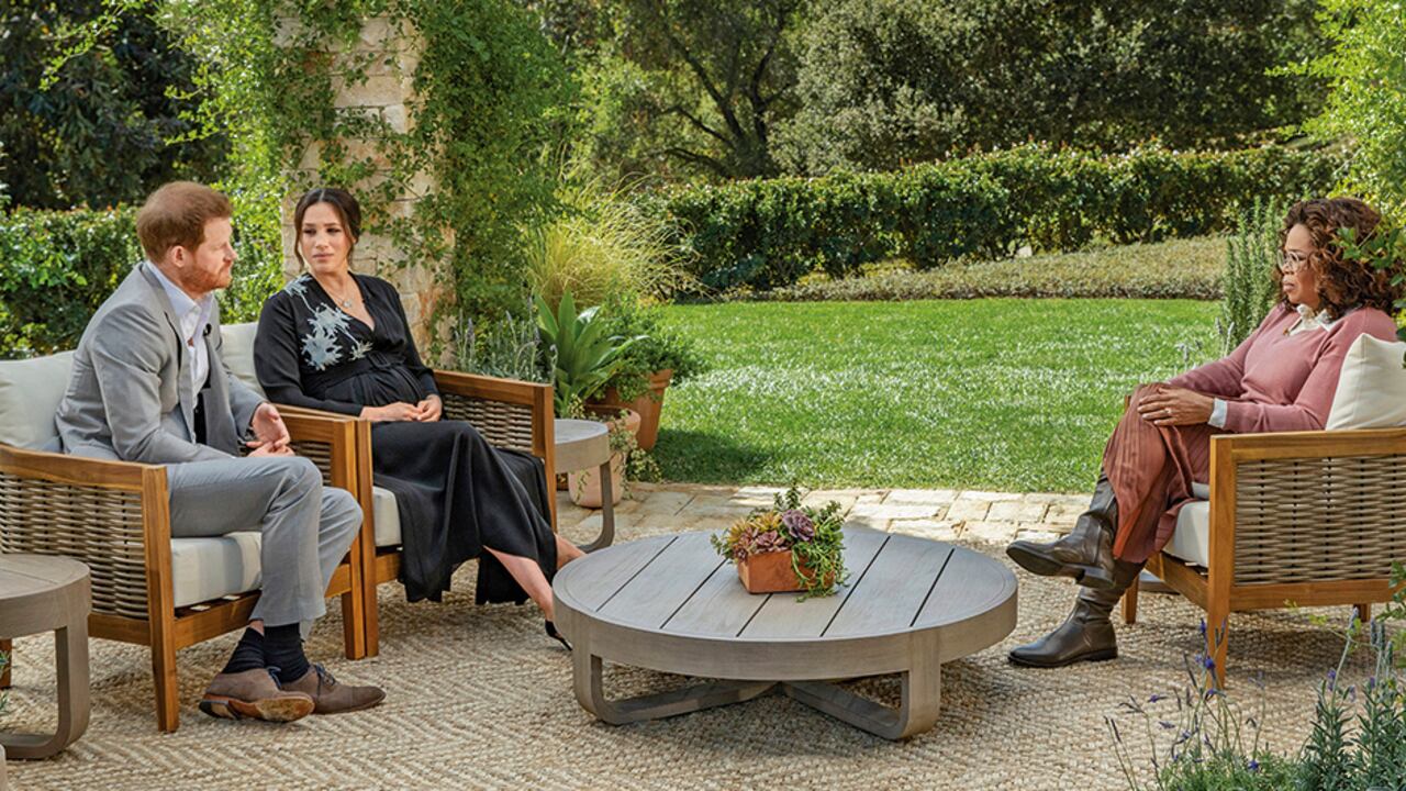 La entrevista dura dos horas. En un primer largo segmento aparecerá Oprah solo con Meghan y luego se les unirá Harry. El programa cobró 200.000 dólares por medio minuto de publicidad.