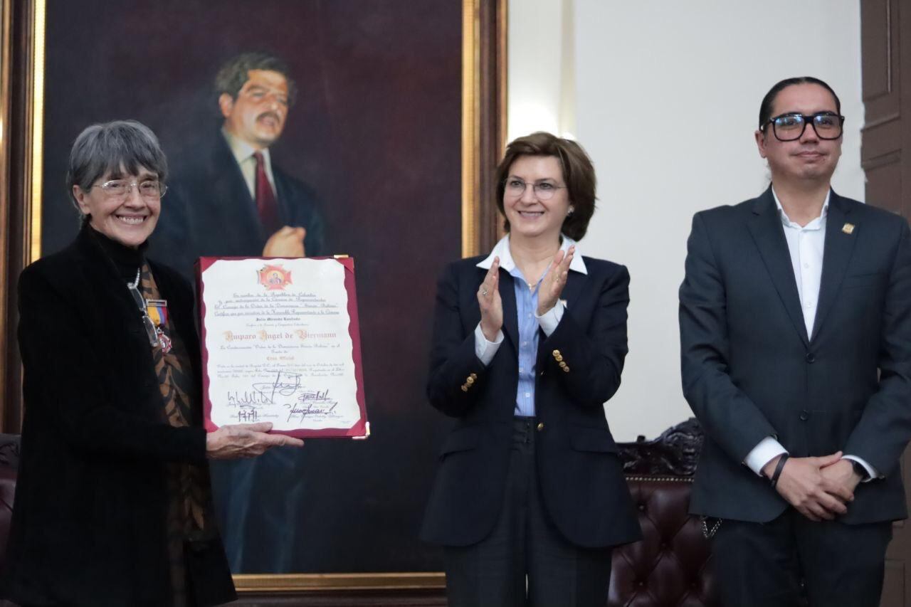 La pianista y compositora Amparo Ángel recibió la Orden de la Democracia Simón Bolívar por su aporte al patrimonio colombiano