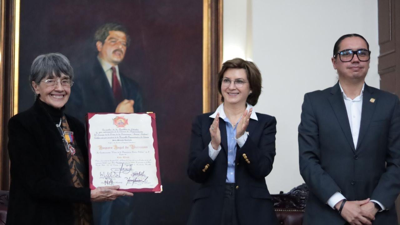 La pianista y compositora Amparo Ángel recibió la Orden de la Democracia Simón Bolívar por su aporte al patrimonio colombiano
