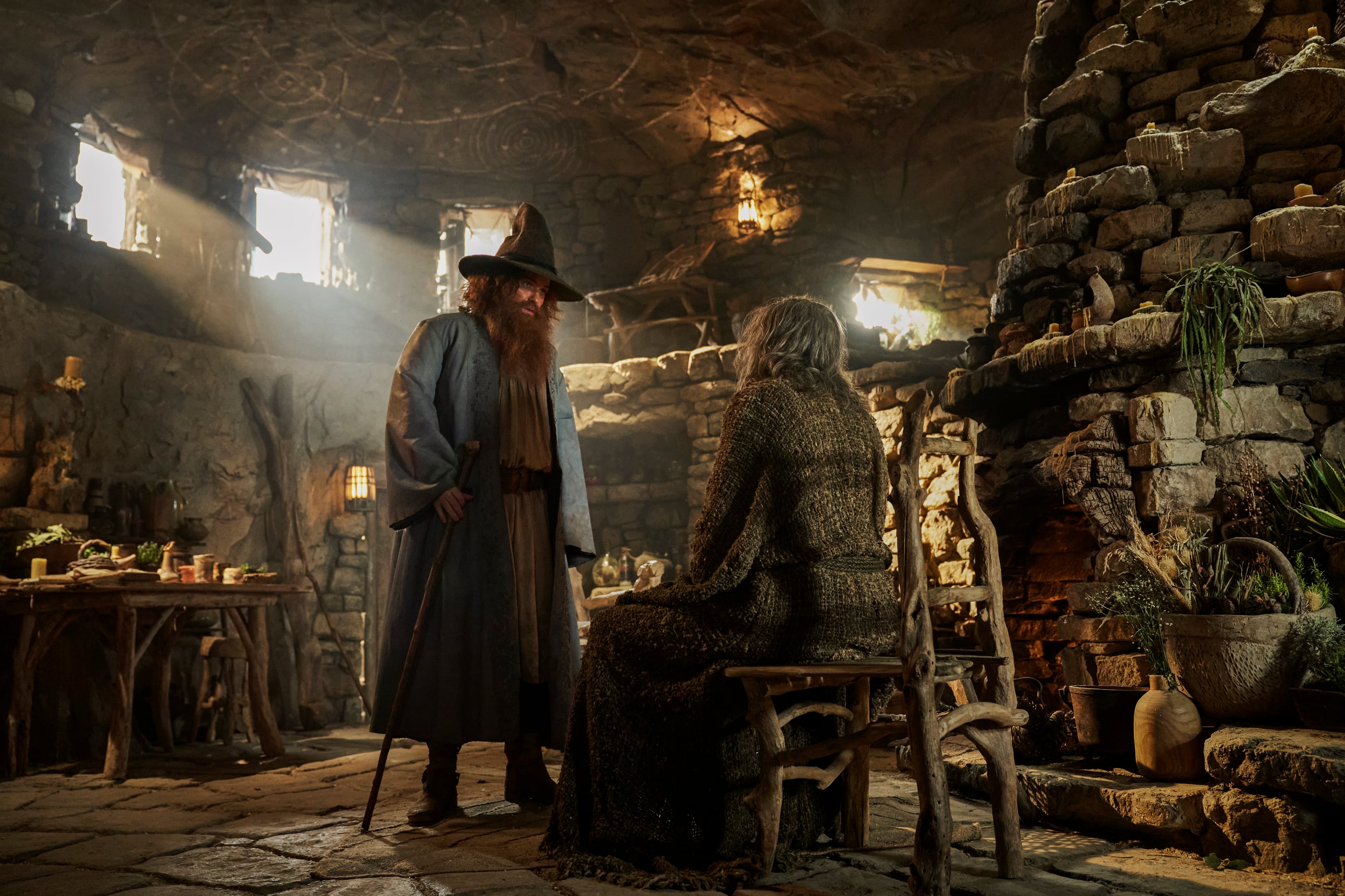 Rory Kinnear es “Tom Bombadil” (izquierda) y Daniel Weyman es “El extraño” en 'El Señor de los Anillos: Los Anillos de Poder', segunda temporada.
