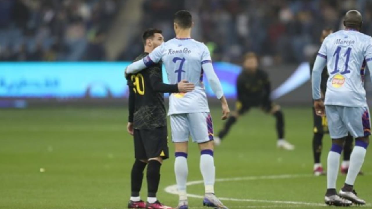 Lionel Messi y Cristiano Ronaldo en el duelo de estrellas en Arabia.