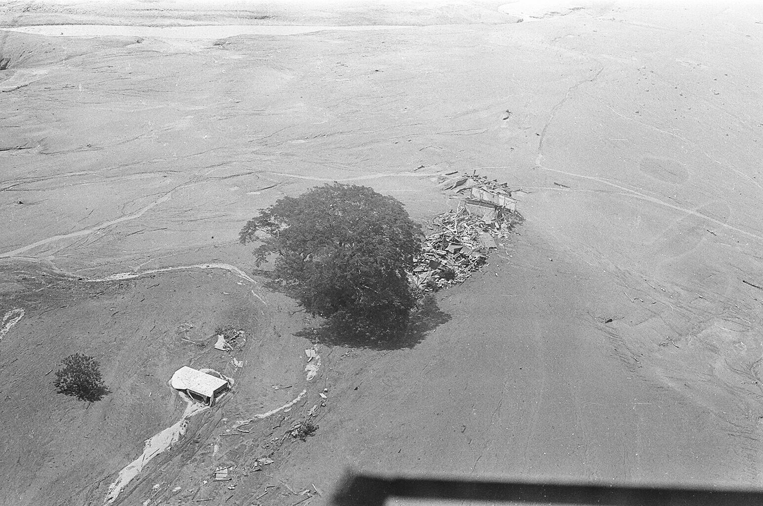 "La mayoría de fotos son de rescates y hay algunas fotos de cómo quedó el panorama total, pero la mayoría es de rescate tanto de niños como de adultos", señaló Rafael González