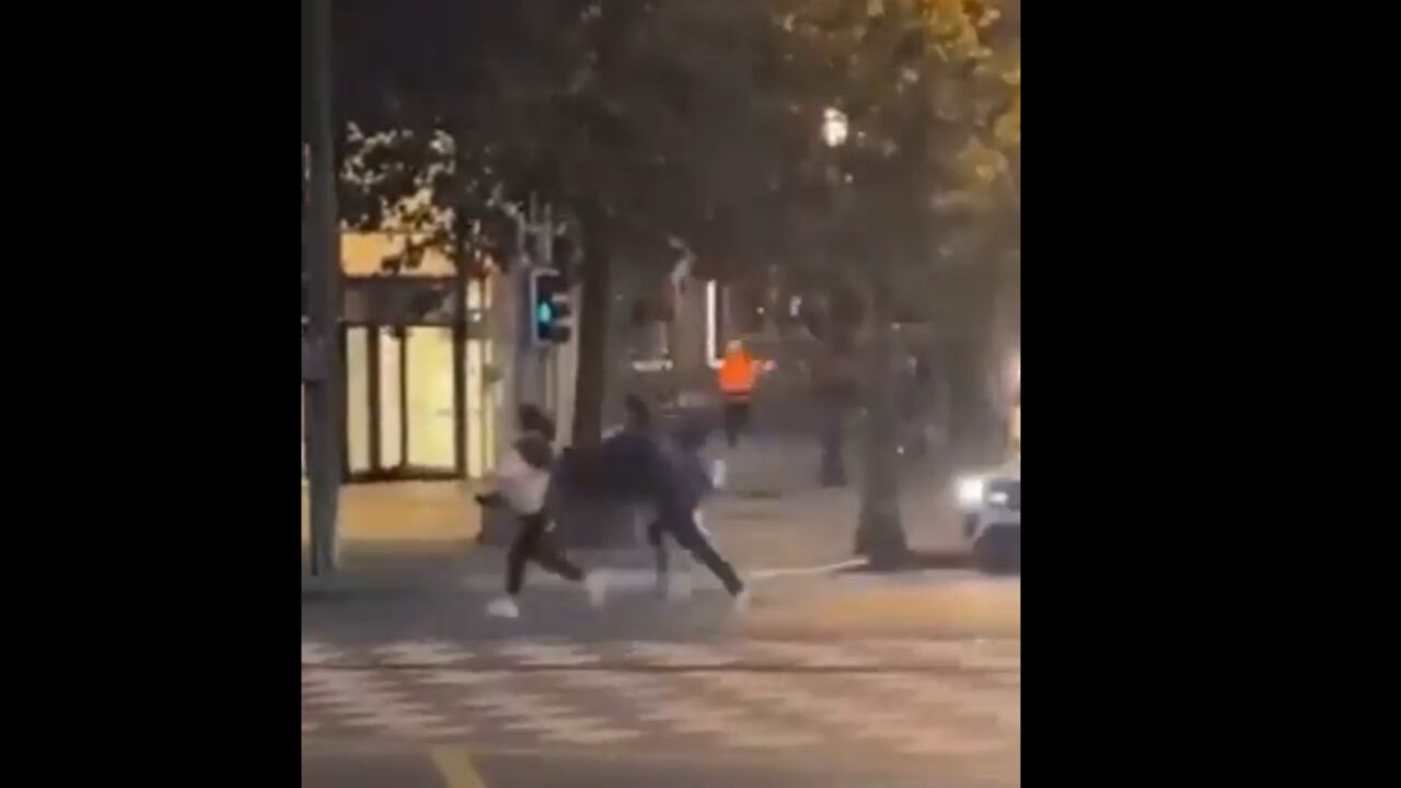 Personas corriendo tras el tiroteo en Bruselas, en la jornada del 16 de octubre.