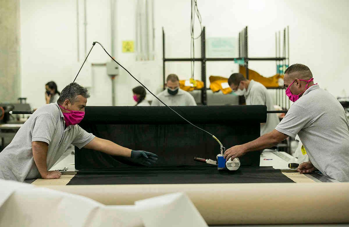 Los trabajadores dicen que ahora que pueden salir a confeccionar, "ha sido más fácil, pero los protocolos son muy fuertes". Foto: David Estrada Larrañeta - SEMANA