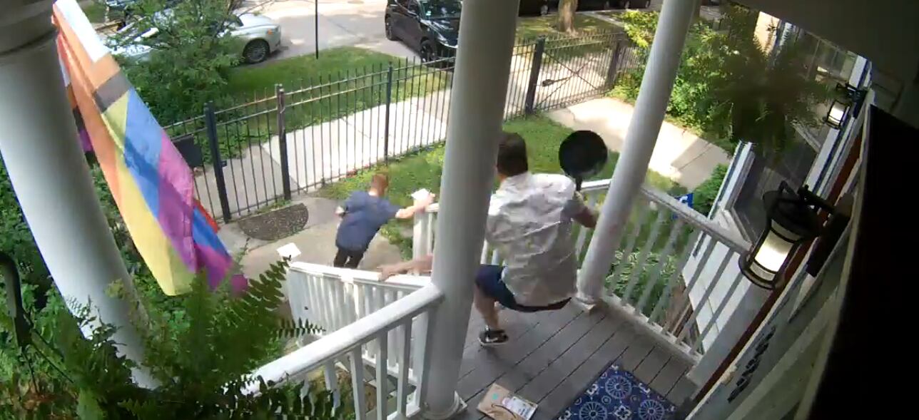 El dueño de la casa usó una sartén como arma.