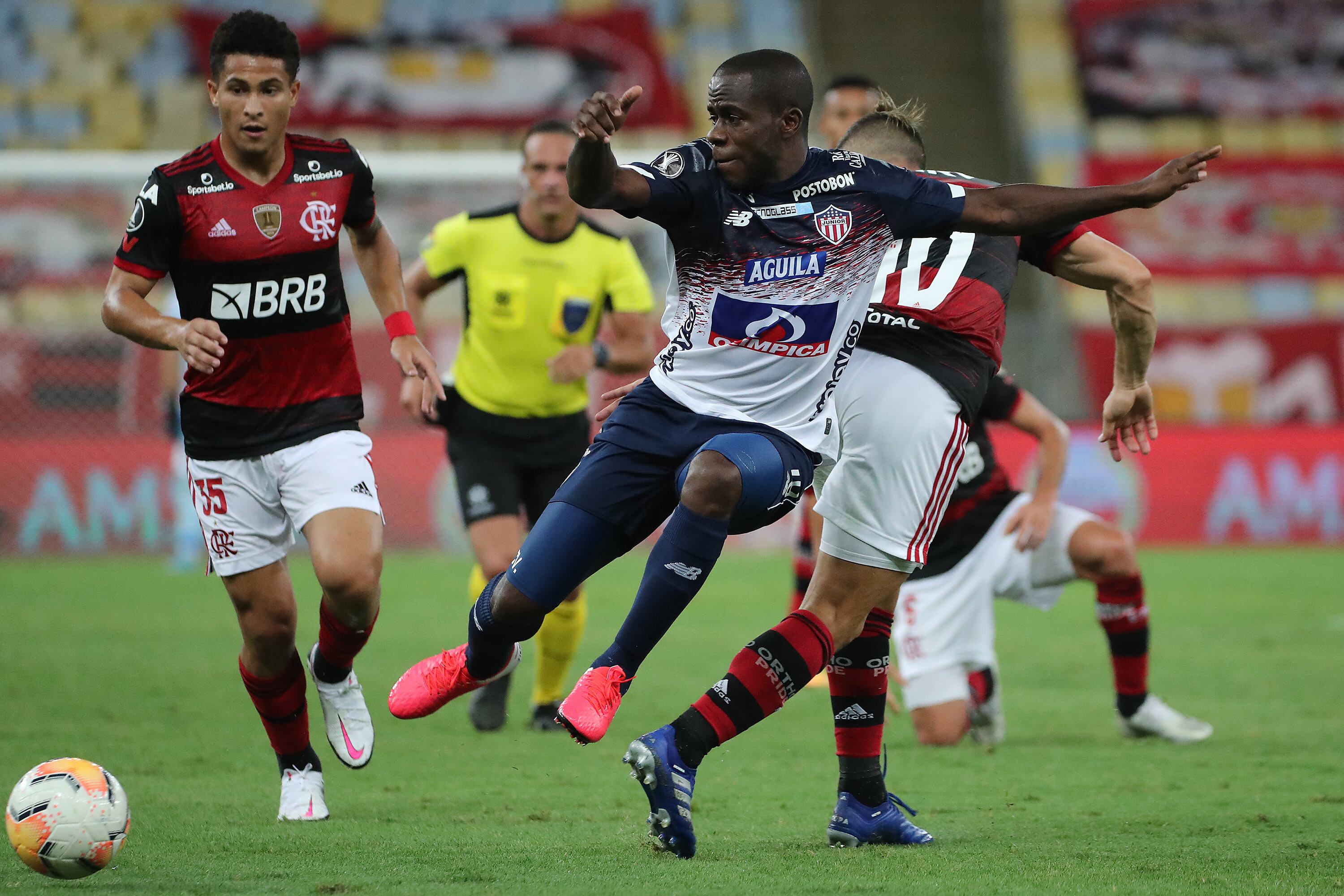 RIO DE JANEIRO, BRAZIL - OCTOBER 21: Carmelo Valencia of Junior fights for the ball with Diego of Flamengo during a Group A match of Copa CONMEBOL Libertadores 2020 between Flamengo and Junior at Maracana Stadium on October 21, 2020 in Rio de Janeiro, Brazil. (Photo by Sergio Moraes-Pool/Getty Images)