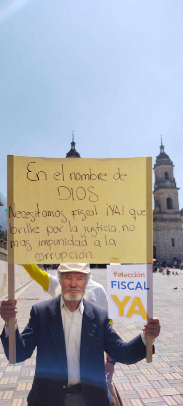 Ciudadano protesta al frente de las Altas Cortes exigiendo la pronta elección de Fiscal General de la Nación.