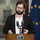 Imagen del folleto publicada por la Presidencia chilena que muestra al presidente de Chile, Gabriel Boric, hablando mientras él y el jefe de política exterior de la Unión Europea, Josep Borrell, dan una declaración a la prensa en el Palacio Presidencial de La Moneda en Santiago, el 27 de abril de 2022.