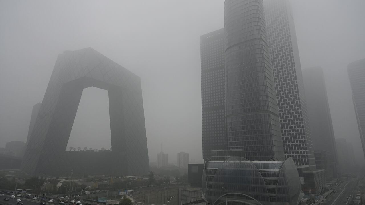 Fotos: por inmensa nube de contaminación, Pekín cerrará parques infantiles, carreteras y colegios