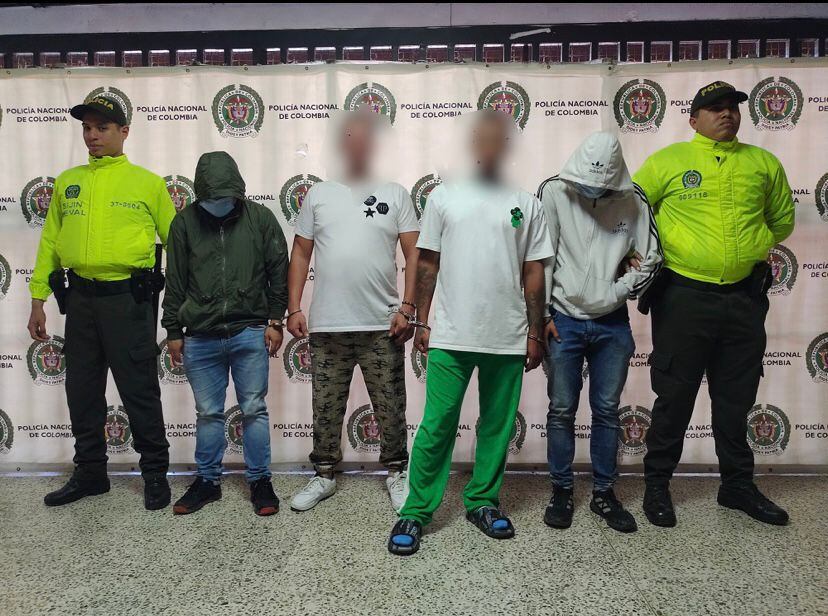 Los cuatro integrantes de esta banda se dedicaban al parecer a delitos como extorsión, homicidio, desplazamiento forzado y tráfico de sustancias estupefacientes