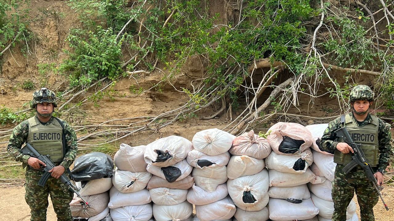 Se hallaron varios bultos que contenían aproximadamente 70 kilos de explosivos cada uno.