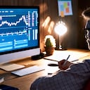 Corredor de bolsa de valores de hombre de negocios que mira la pantalla de la computadora de la PC, gerente de inversionistas que analiza el gráfico financiero que negocia el gráfico del mercado de divisas criptográficas del precio de los datos de inversión en línea, gestionando los riesgos.