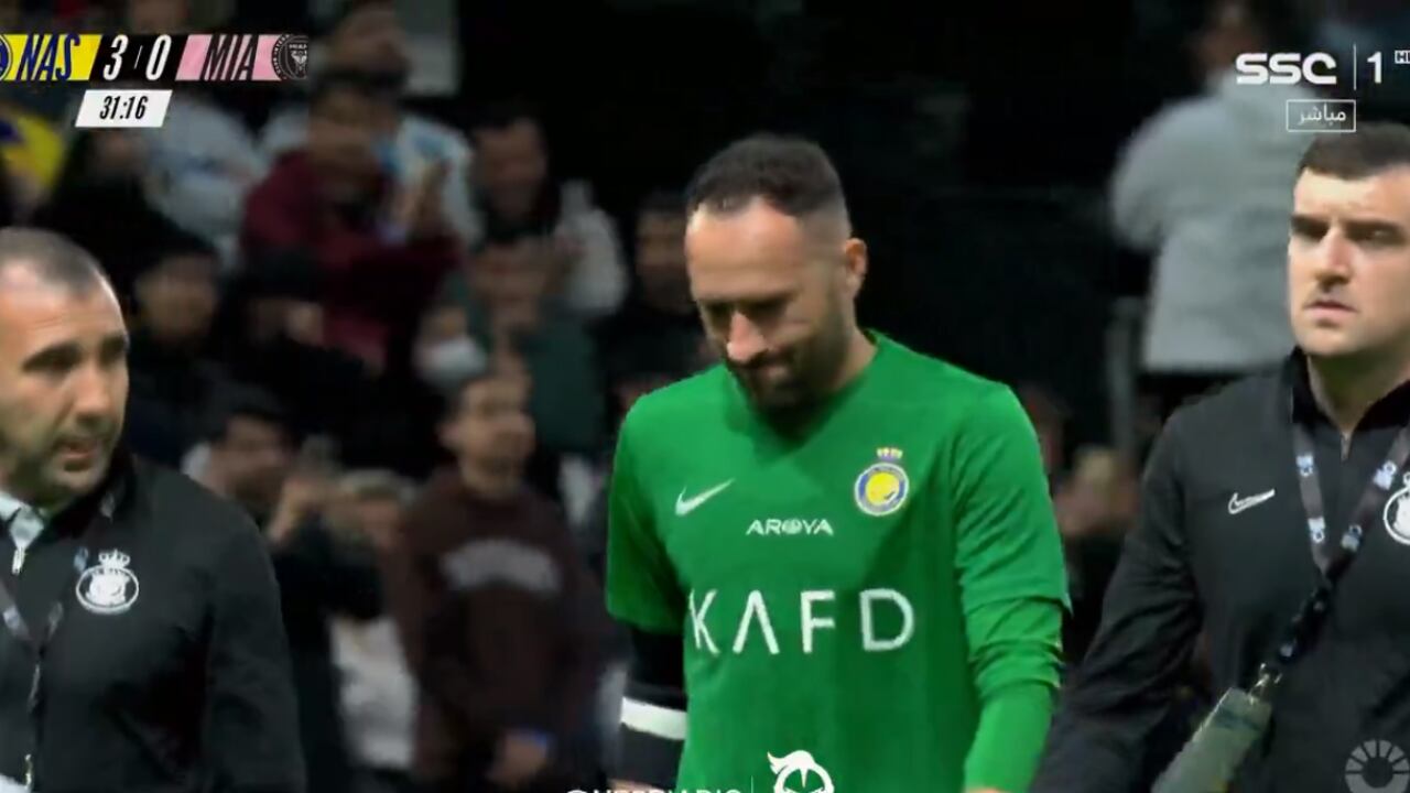 David Ospina se retiro anticipadamente del campo por lesión