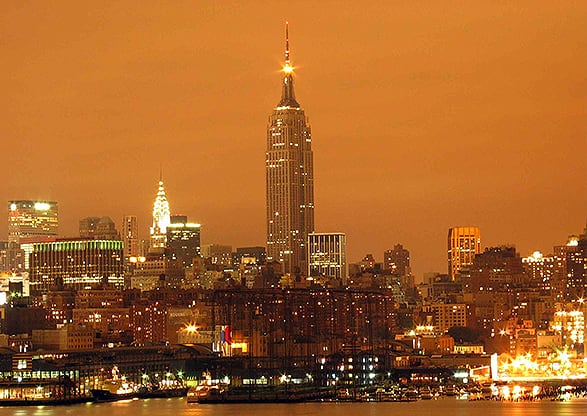 Nueva York es una de las ciudades que más sufre de contaminación lumínica. Esta fotografía fue tomada cerca de la media noche.
