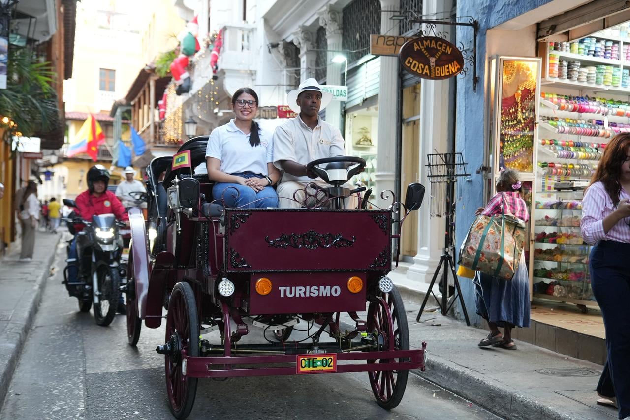 Comienan a funcionar los coches eléctricos que reemplazarán a las carrozas tiradas por caballos en Cartagena.