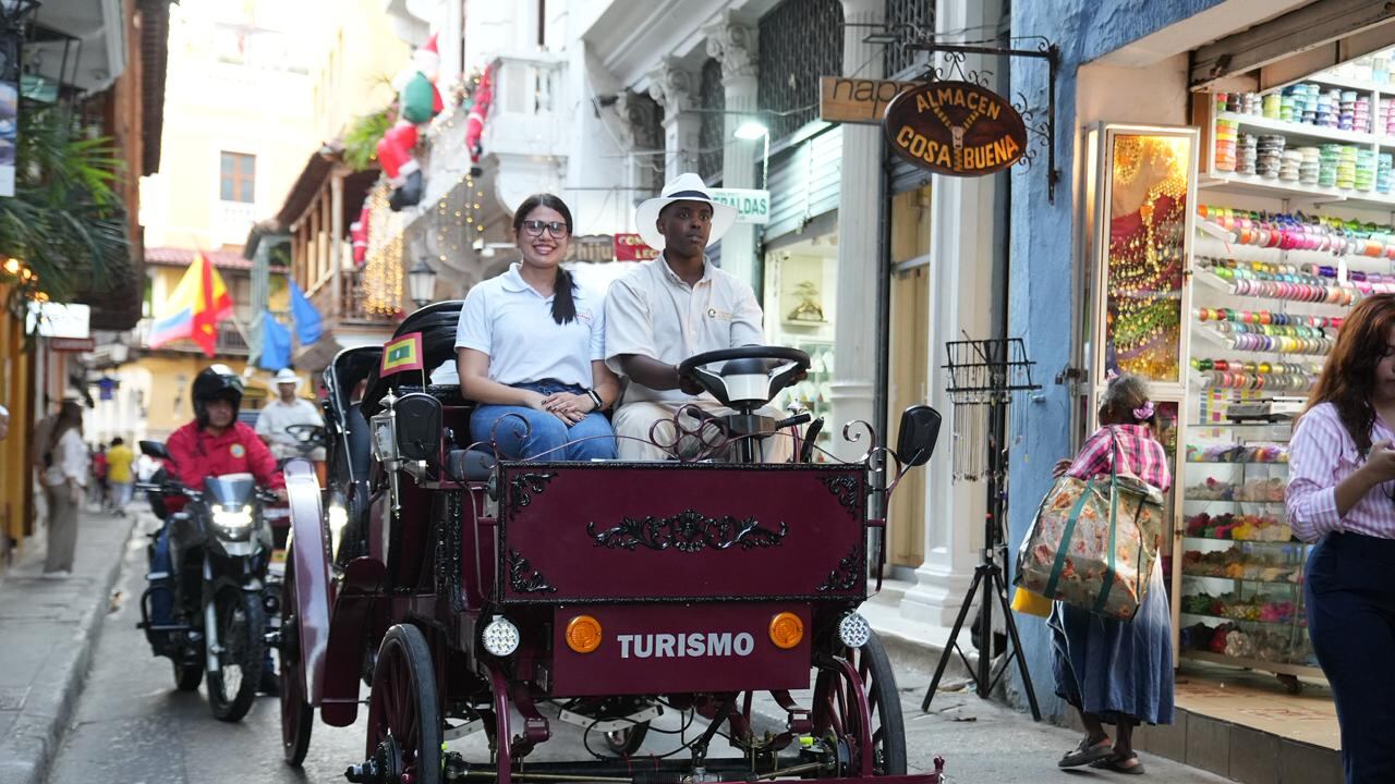 Comienan a funcionar los coches eléctricos que reemplazarán a las carrozas tiradas por caballos en Cartagena.