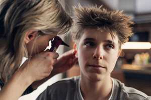 Para las personas con disminución auditiva, la clave no es hablar más fuerte o subir el volumen al televisor.