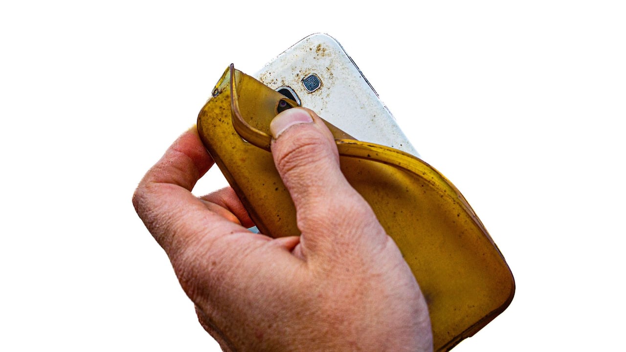 El sudor, aceites naturales y cosméticos de las manos pueden transferirse a la funda y causar manchas amarillas.