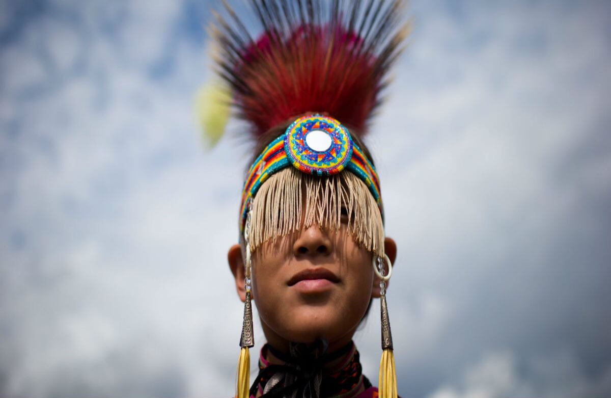 Un indio musqueam, de Vancouver, espera para participar en el “Squamish Nation Youth Pow Wow”, una competencia anual de danza en Canadá. (AP)