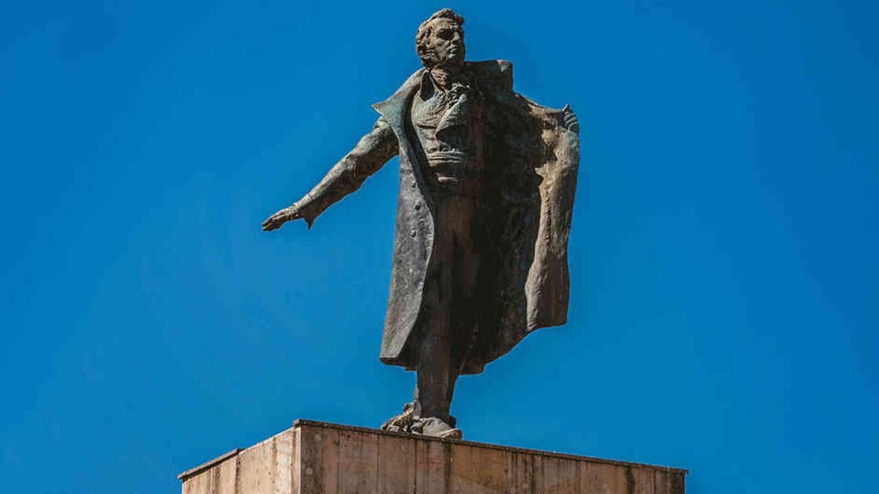 La plaza central de Pasto se destaca por la ausencia de Bolívar. En su lugar está la estatua de Antonio Nariño.