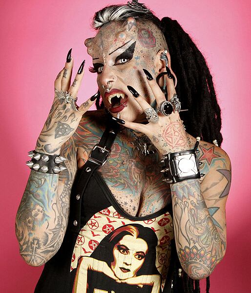 En México, una mujer decide transformar su cuerpo y lucir como una verdadera mujer vampiro. 