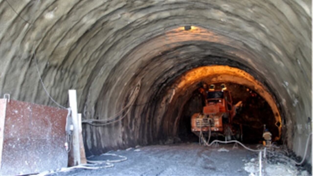 El proyecto incluye la construcción de varios túneles para reducir el tiempo de viaje. En la perforación de uno de estos ductos se logró la licencia para la entrada pero no para la salida.