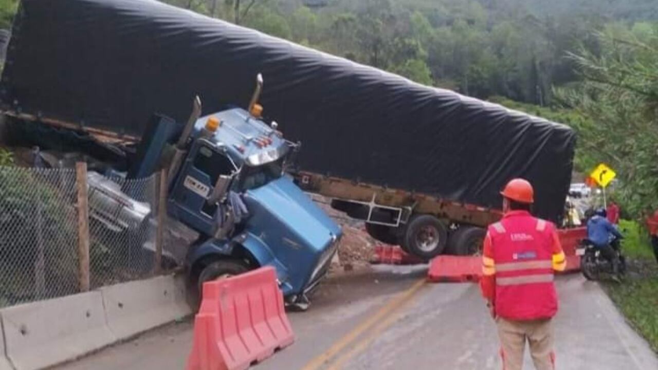 Fuerte accidente de tránsito entre dos tractomulas en la vía Pamplona-Cúcuta