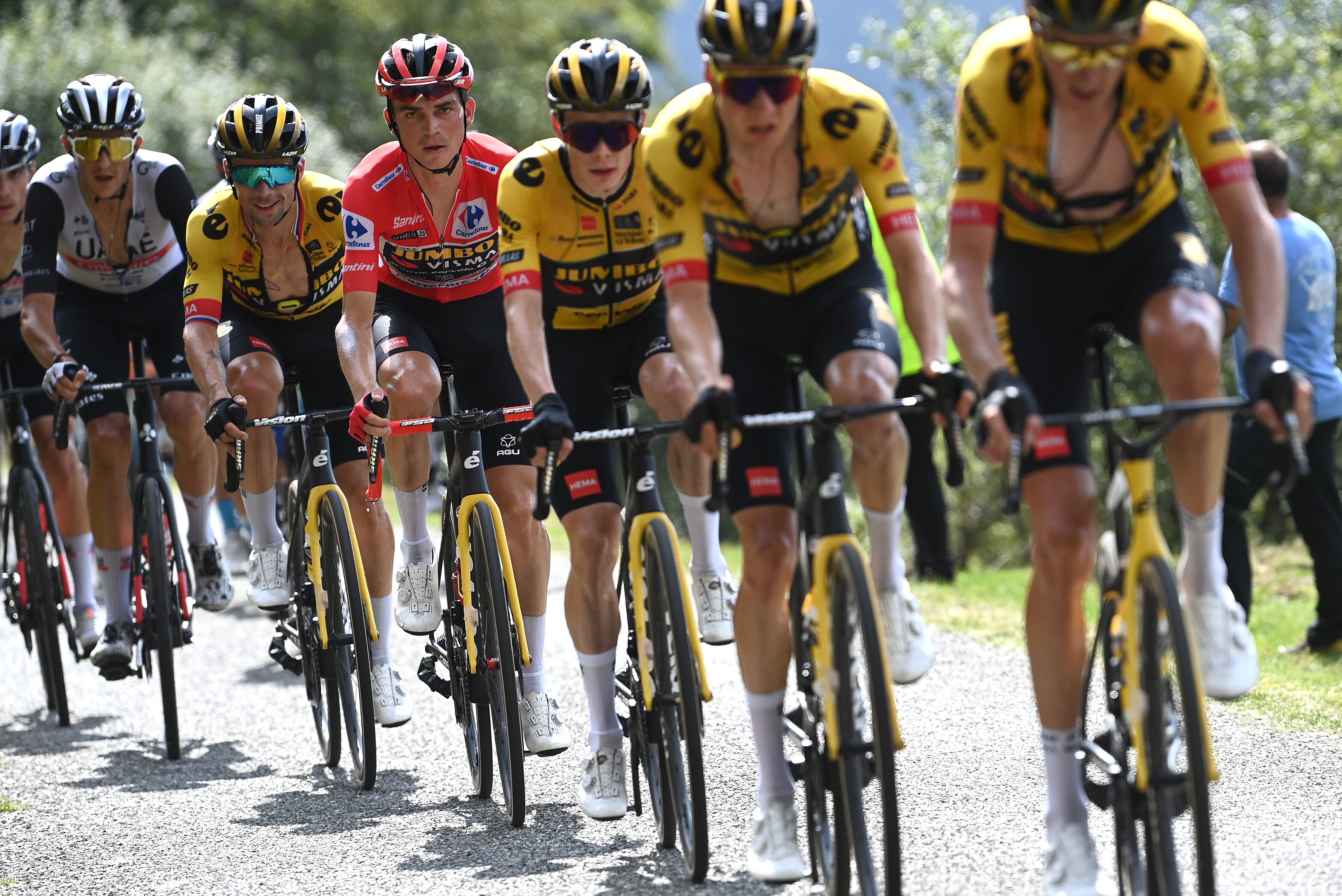 COL DU TOURMALET, FRANCIA - 8 DE SEPTIEMBRE: (De izquierda a derecha) Primož Roglic de Eslovenia y Sepp Kuss de Estados Unidos y el equipo Jumbo-Visma - Red Leader Jersey compiten durante la 78.ª Vuelta a España 2023, una etapa de 134,7 km desde Formigal. Huesca la Magia al Col du Tourmalet 2115m / #UCIWT / el 08 de septiembre de 2023 en Col du Tourmalet, Francia. (Foto de Tim de Waele/Getty Images)