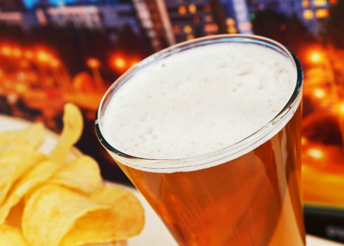 Ha sido opacada por sus primos más saludables. Aunque nadie te está pidiendo que cambies una copa rica en antioxidantes de Pinot Noir, hay una nueva investigación que sugiere que la ingesta moderada de cerveza puede mejorar el sistema cardiovascular. Foto: Ingimage.