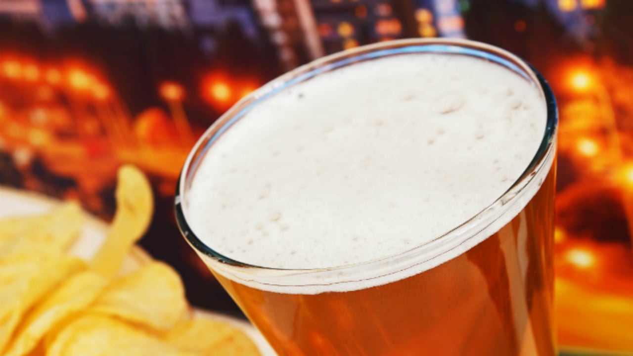 El consumo de alimentos ricos en carbohidratos podría aumentar el tiempo que tarda una persona en embriagarse.