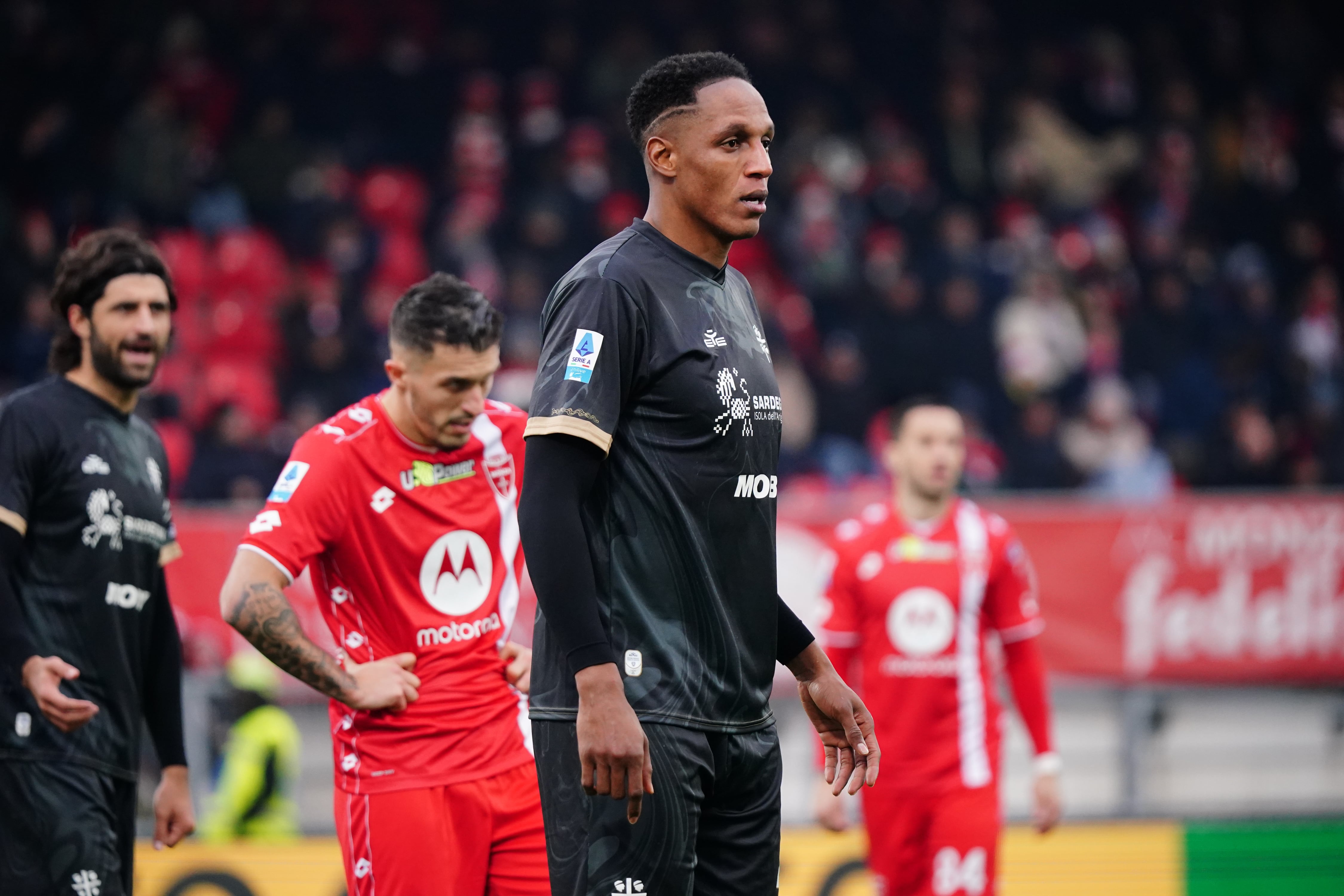 Yerry Mina (Cagliari Calcio) participa en el partido de fútbol de la Serie A del campeonato italiano entre el AC Monza y el Cagliari Calcio en el U-Power Stadium de Monza, Italia, el 5 de enero de 2025.