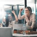Situaciones como la discriminación de género, la desigualdad salarial o la falta de oportunidades de empleo se convierten en obstáculos permanentes.