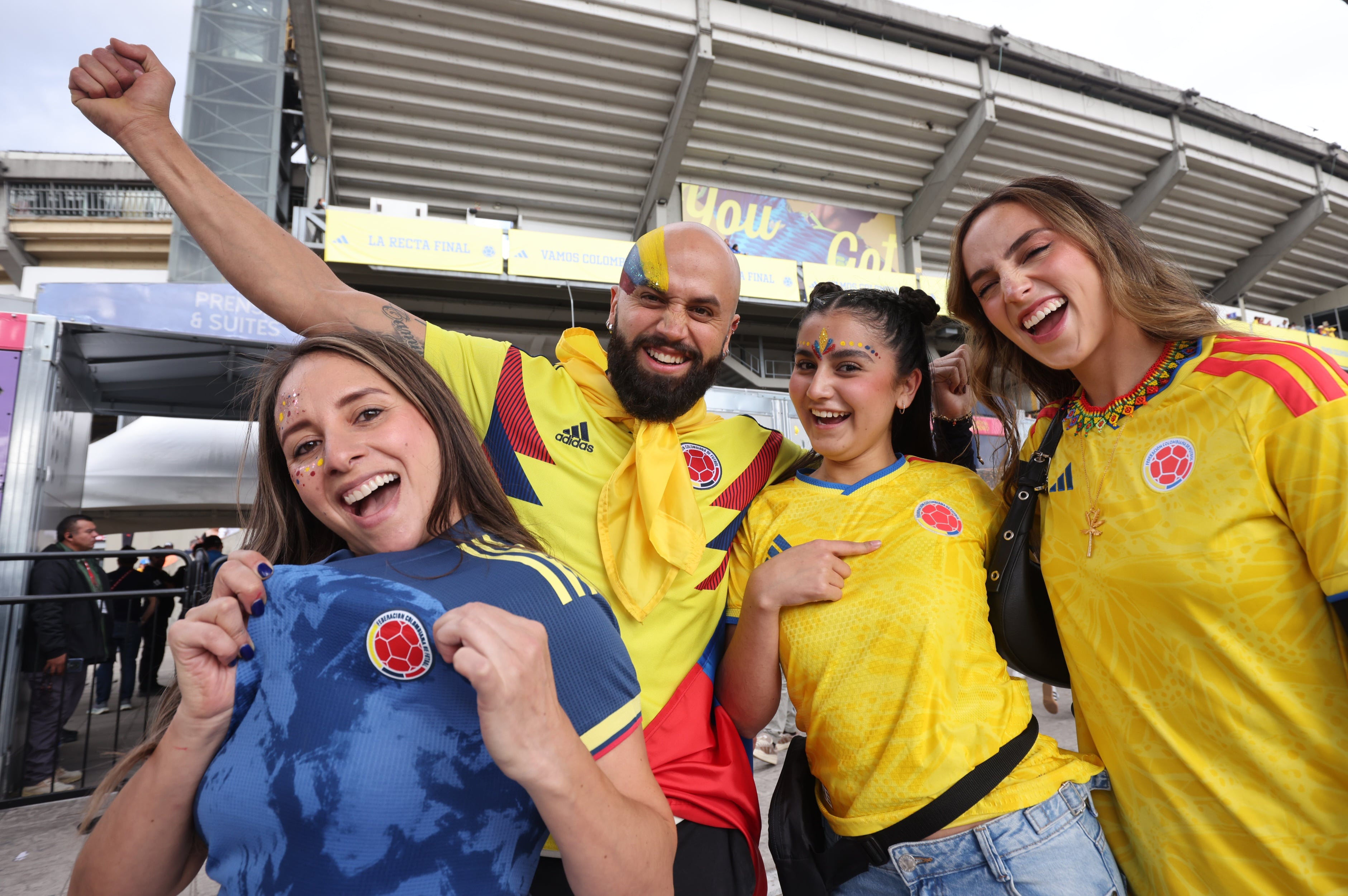 Hinchas de la Selección Colombia, en los alrededores del Estadio el Campín