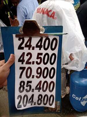 Largas filas para comprar gas propano en Manizales