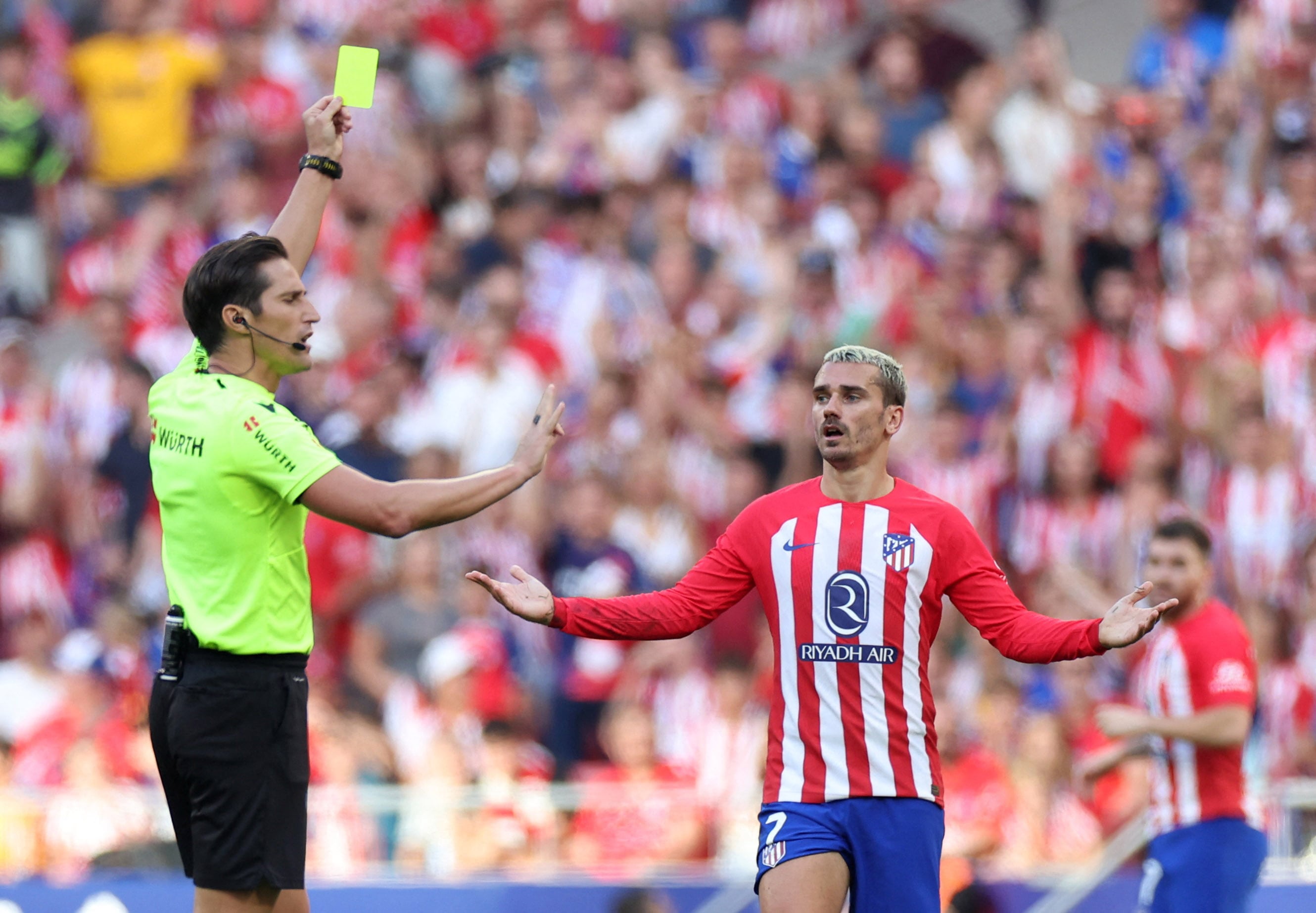 El árbitro José Luis Munuera Montero amonestando a Griezmann.