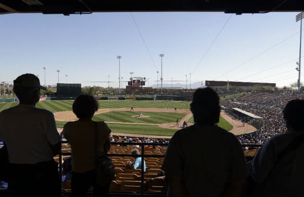Los fanáticos observan una exhibición el entrenamiento de béisbol entre los Gigantes de San Francisco y los Dodgers de Los Ángeles en EE.UU. (AP)