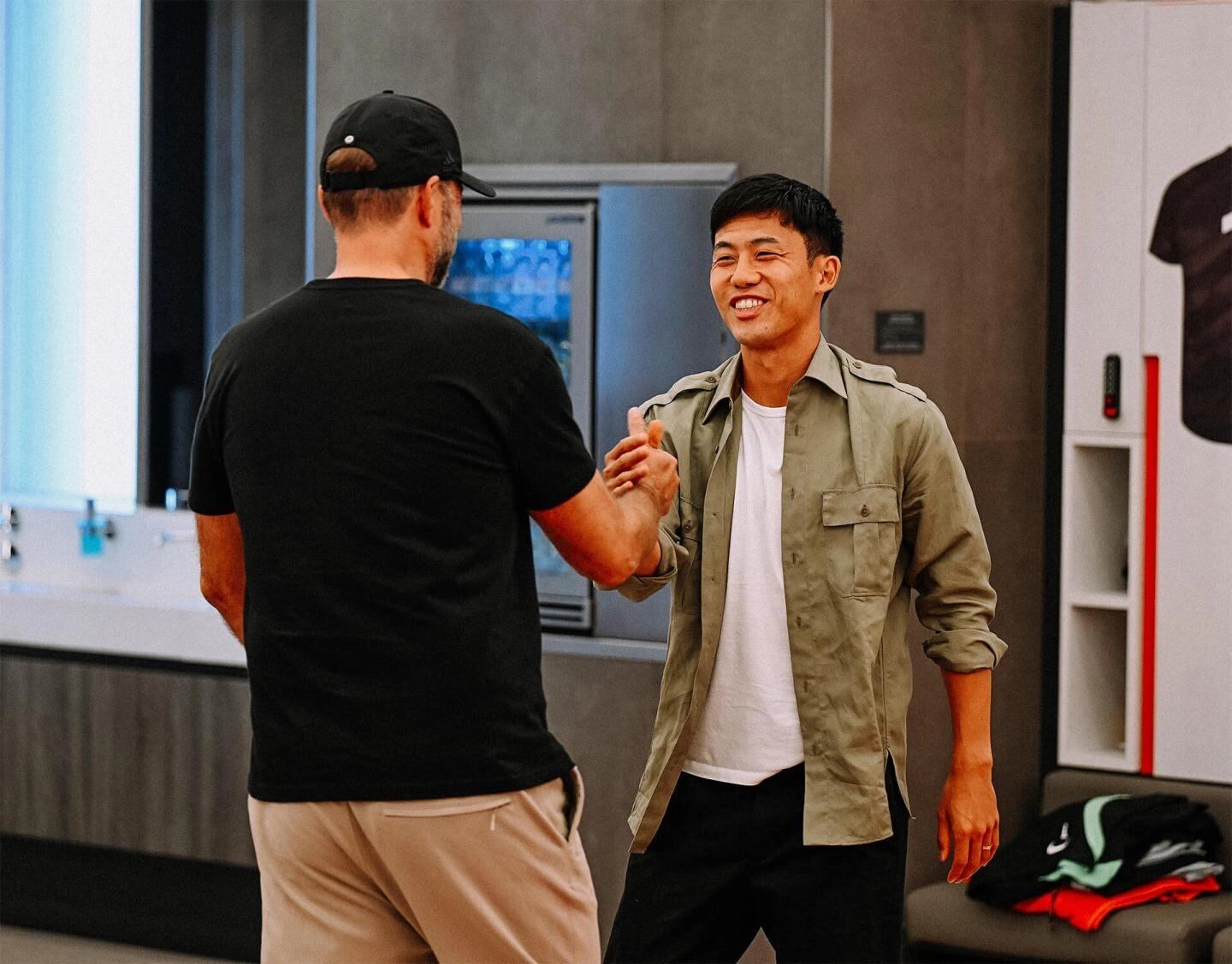 Jurgen Klopp y Wataru Endo.