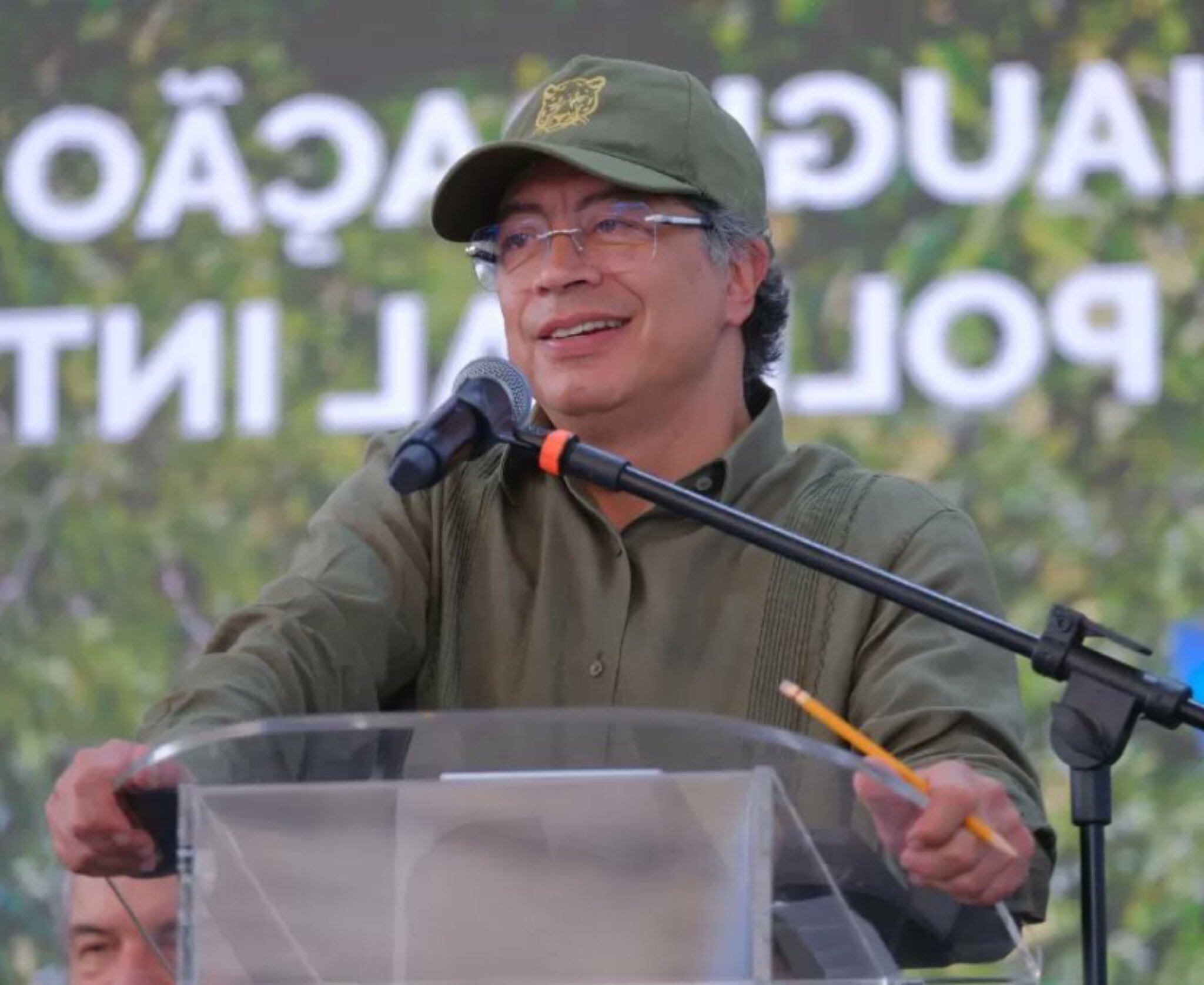 El presidente Gustavo Petro fue blanco de críticas por su forma de vestir.