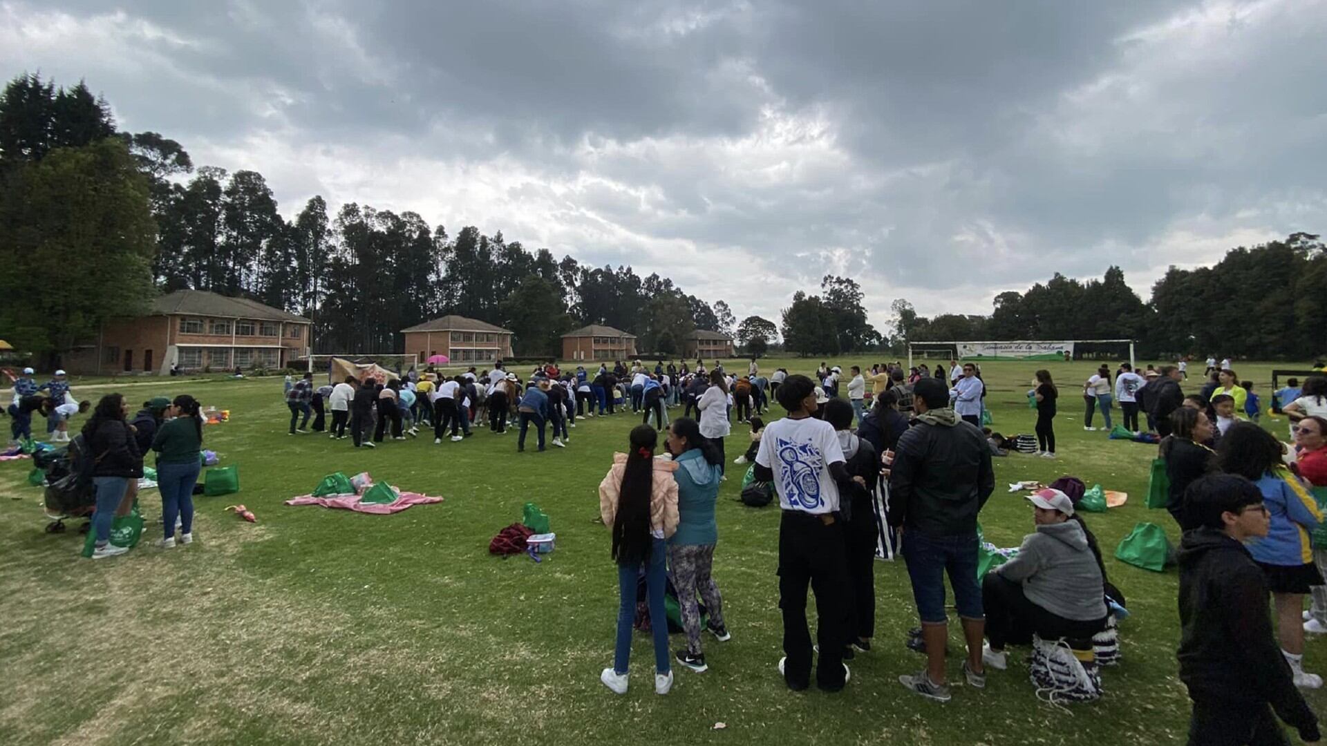 La intoxicación se habría dado por el consumo de alimentos en descomposición durante un evento escolar.