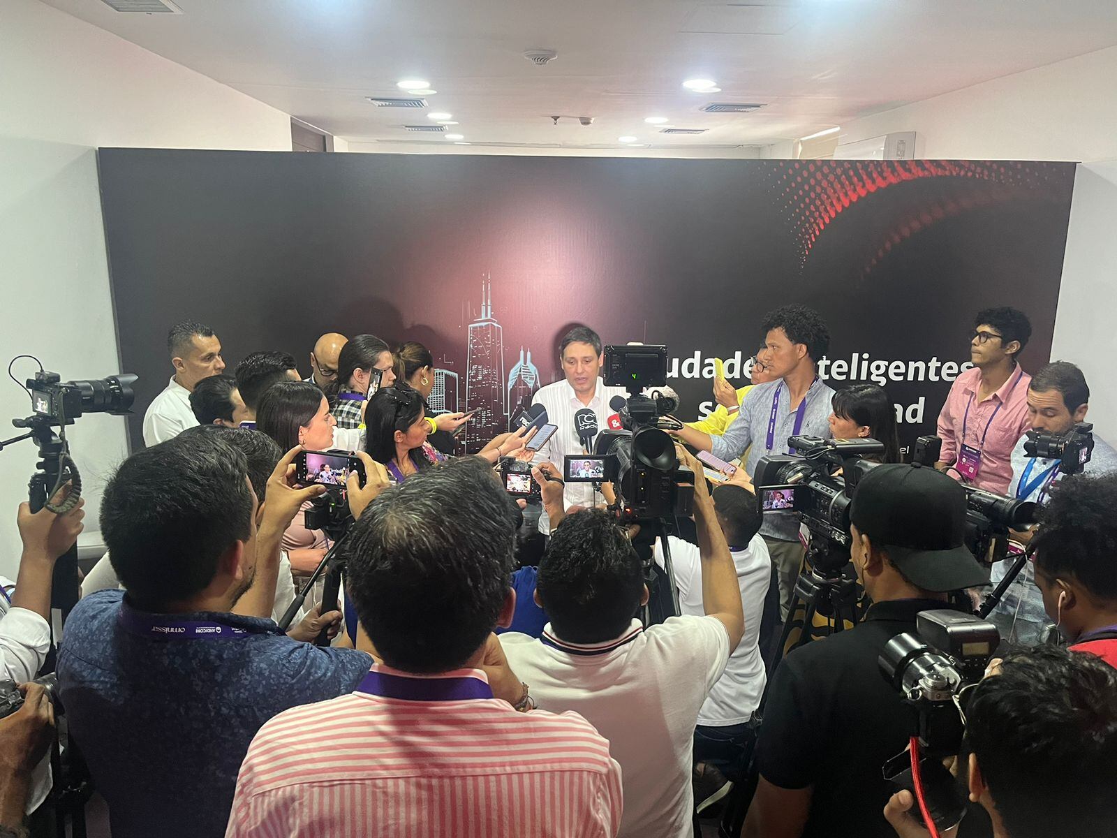 MinTIC Mauricio Lizcano en rueda de prensa en Andicom.