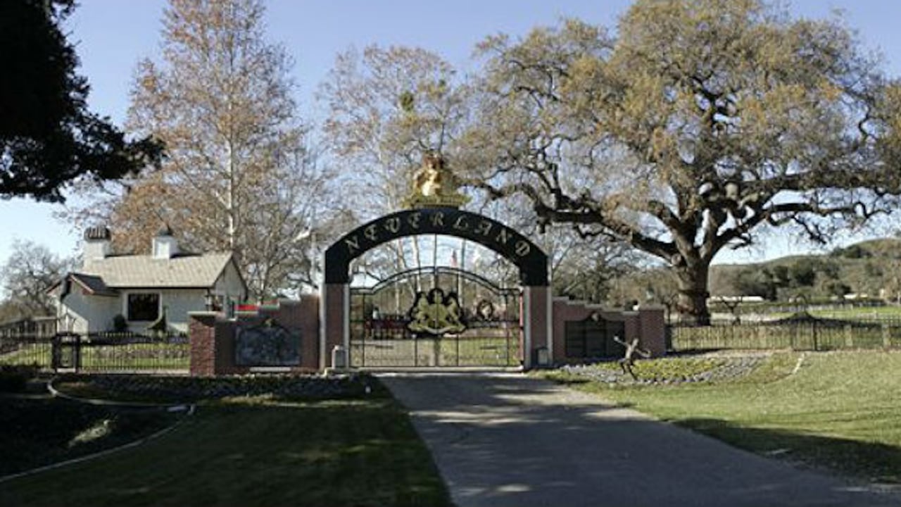 17 de diciembre del 2004, la entrada trasera de Neverland, el rancho de Michael Jackson, en California, EE. UU., donde cientos de niños eran invitados a celebrar. Ahora eprmanece vacío.